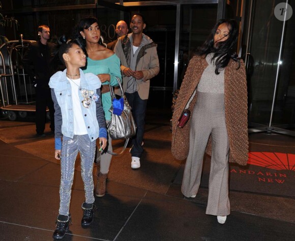 Will, Jada Pinkett Smith et leur fille Willow à la sortie d'un hôtel new-yorkais, le 18 octobre 2010