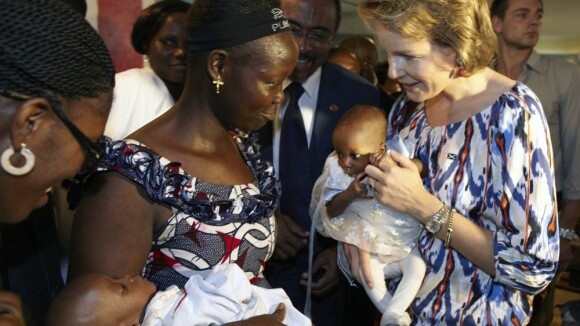 Pendant que la Belgique se déchire, la princesse Mathilde rayonne en Afrique...