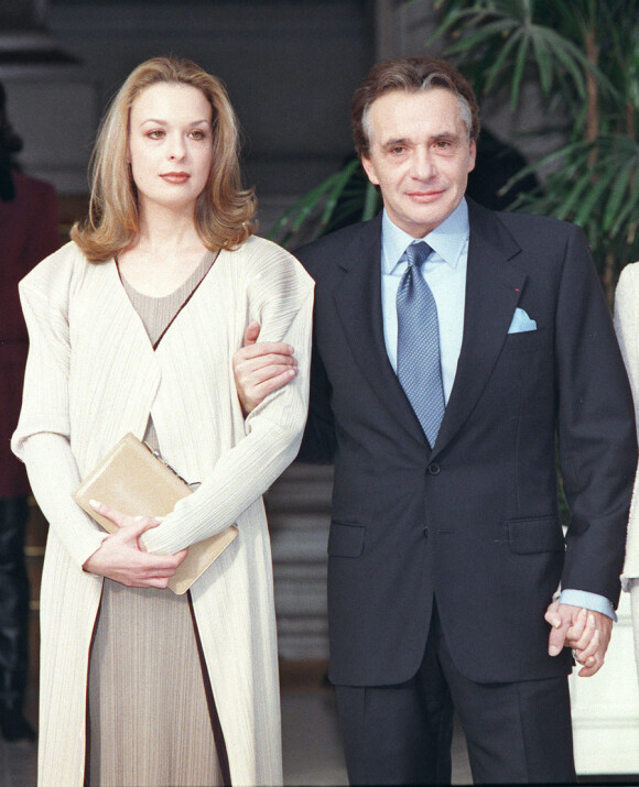 Michel Sardou et sa fille Cynthia le 11 novembre 1999, le jour du mariage de Michel et Anne-Marie Périer.