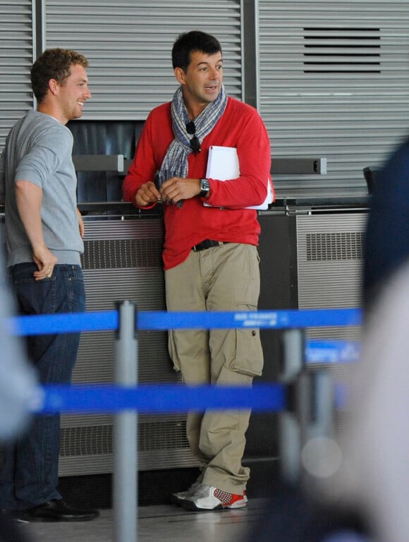Stéphane Plaza à l'aéroport de Roissy, s'apprête à partir en Inde pour Pékin Express (30 juillet 2010)