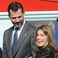 Letizia d'Espagne retrouve son sourire et sa classe légendaires...