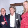 Rod Stewart et sa femme Penny Lancaster, ainsi que Clive Davis à la soirée de lancement du nouvel album du rockeur au Madeo, dans West Hollywood, le 22 octobre 2010