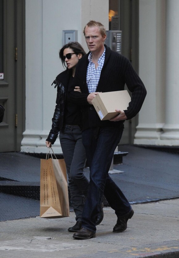 Paul Bettany et sa femme Jennifer Connelly dans les rues de New York, le 8 octobre 2010