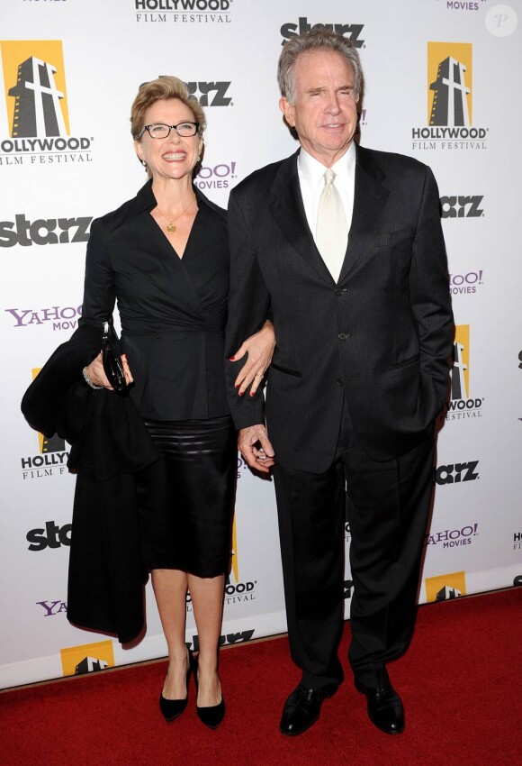 Annette Bening et Warren Beatty, à l'occasion du 14e Hollywood Awards Gala, qui s'est tenu au Beverly Hilton de Beverly Hills, à Los Angeles, le 25 octobre 2010.