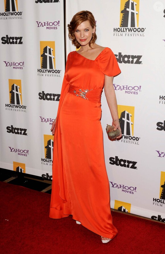 La belle Milla Jovovich, à l'occasion du 14e Hollywood Awards Gala, qui s'est tenu au Beverly Hilton de Beverly Hills, à Los Angeles, le 25 octobre 2010.
