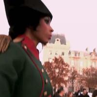 Mia Frye se grime en Napoléon pour un impressionnant flashmob !