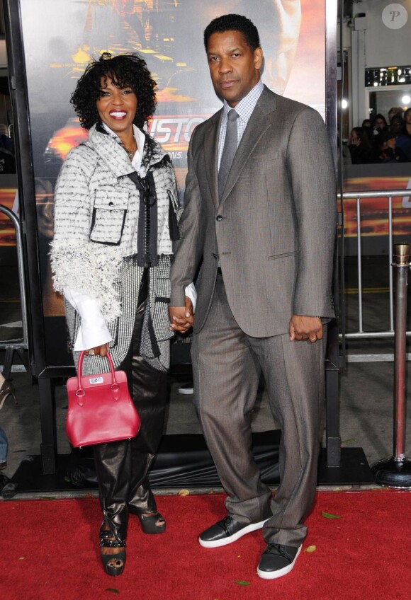 Denzel Washington et sa femme, à l'occasion de l'avant-première de Unstoppable, au Regency Village Theatre de Westwood, à Los Angeles, le 26 octobre 2010.