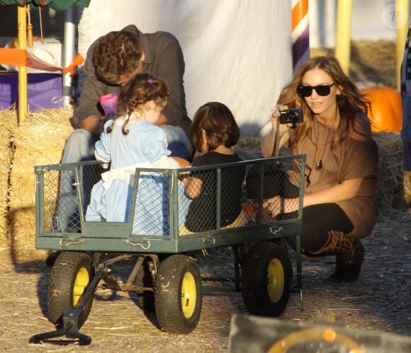Drea de Matteo et son mari Shooter Jennings au côté de leur fille  Alabama Gypsy Rose chez Mr. Bones Pumpkin Patch à Los Angeles le 26  octobre 2010