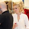 Britney Spears s'arrête dans une boulangerie alors qu'elle fait du shopping à Beverly Hills, le 26 octobre 2010