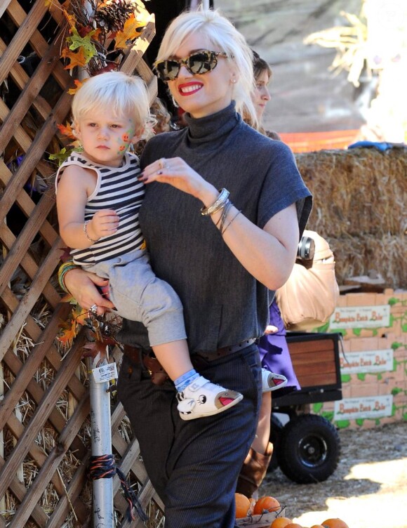 Gwen Stefani emmène ses fils Zuma et Kingston au parc d'attraction Mr. Bones Pumpkin Patch, dans West Hollywood, le 26 octobre 2010