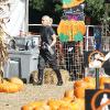 Gwen Stefani emmène ses fils Zuma et Kingston au parc d'attraction Mr. Bones Pumpkin Patch, dans West Hollywood, le 26 octobre 2010
