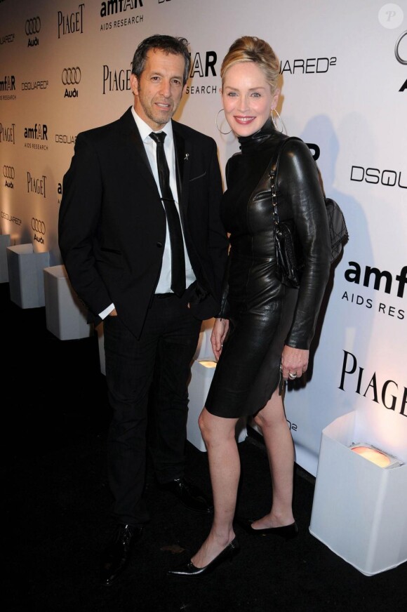Sharon Stone et Kenneth Cole lors du gala de l'amfAR's au Chateau Marmont dont les bénéfices sont reversés à la fondation qui oeuvre pour la recherche contre le sida le 27 octobre 2010 à Los Angeles