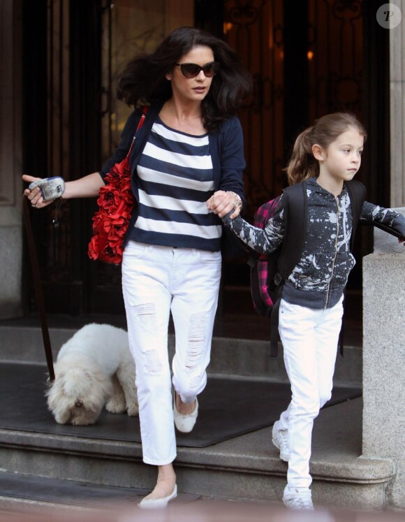 Catherine Zeta-Jones emmène sa fille Carys à l'école à New York le 13 octobre 2010