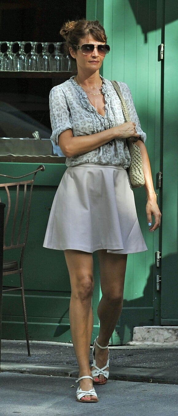 Le top model Helena Christensen dans un look "babydoll" ravissant... Jupette légère, blouse tendance, et sandales plates, un véritable sans faute pour cette maman branchée !