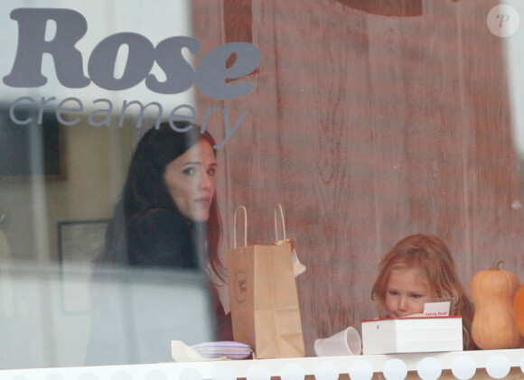 Jennifer Garner et sa fille Violet mangent des gâteaux chez Sweet  Rose creamery : l'occasion de mettre les choses à plat (Santa Monica, 20 octobre 2010)