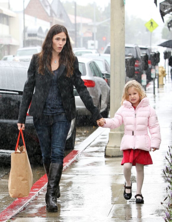 Jennifer Garner et sa fille Violet vont manger des gâteaux chez Sweet  Rose creamery : l'occasion pour Violet de se confier... (Santa Monica, 20 octobre 2010)