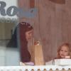 Jennifer Garner et sa fille Violet mangent des gâteaux chez Sweet  Rose creamery (Santa Monica, 20 octobre 2010)