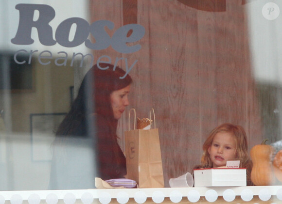 Jennifer Garner et sa fille Violet mangent des gâteaux chez Sweet  Rose creamery (Santa Monica, 20 octobre 2010)