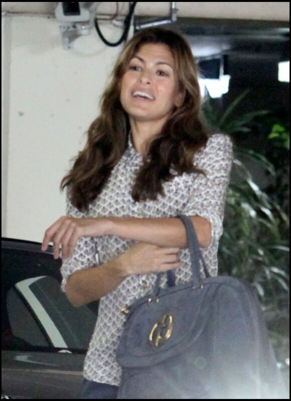 Eva Mendes en plein shopping et 100% nature. Elle est au top ! Octobre 2010 à Los Angeles