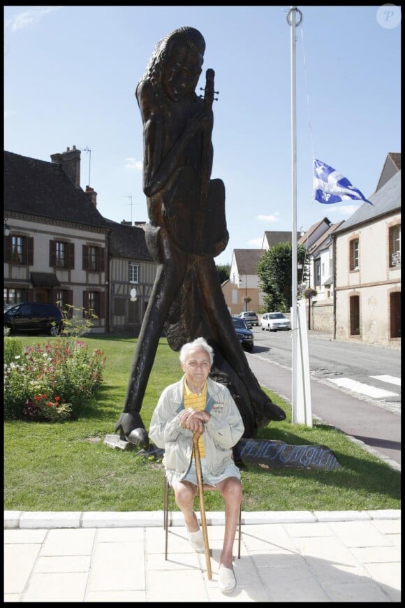 Maurice Bordier, devant la statue de Johnny Hallyday, qu'il a créé à Verneuil-sur-Avre