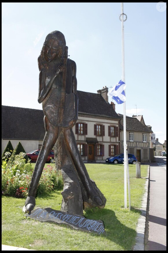La statue de Johnny Hallyday, créée par Maurice Bordier, à Verneuil-sur-Avre