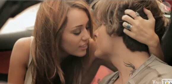 Miley Cyrus très sexy dans le clip de Rock Mafia - The Big Bang