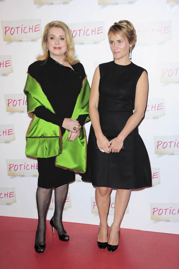 Catherine Deneuve et Judith Godrèche, à l'occasion de l'avant-première de Potiche, au Gaumont Opéra, à Paris, le 2 novembre 2010.