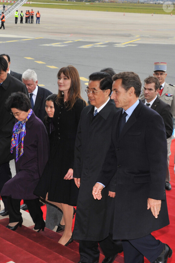 Nicolas et Carla Sarkozy accueillent le président Hu Jintao et sa femme à Orly, le 4 novembre 2010