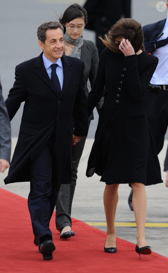 Carla Bruni et Nicolas Sarkozy accueillent le président Hu Jintao et sa femme à Orly le 4 novembre 2010