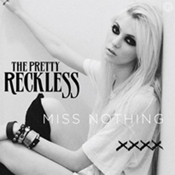 Taylor Momsen, plus que jamais lolitrash dans son rôle de princesse sanglante pour le clip de Just Tonight, troisième extrait du premier album de The Pretty Reckless.