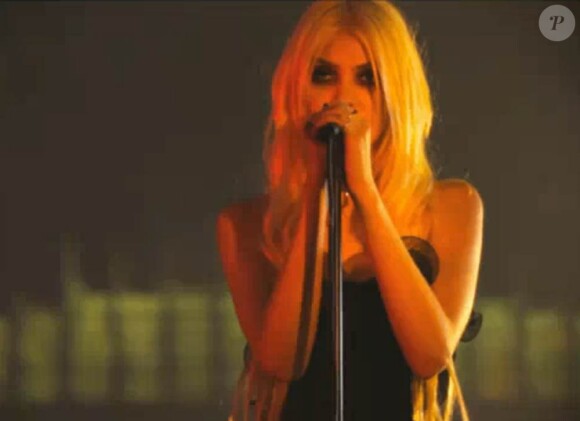 Taylor Momsen, plus que jamais lolitrash dans son rôle de princesse sanglante pour le clip de Just Tonight, troisième extrait du premier album de The Pretty Reckless.