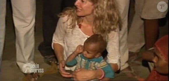 Sandrine, attendrie par tous ces enfants... Il faut dire qu'elle est, elle-même maman... (émission du 13 novembre 2010)