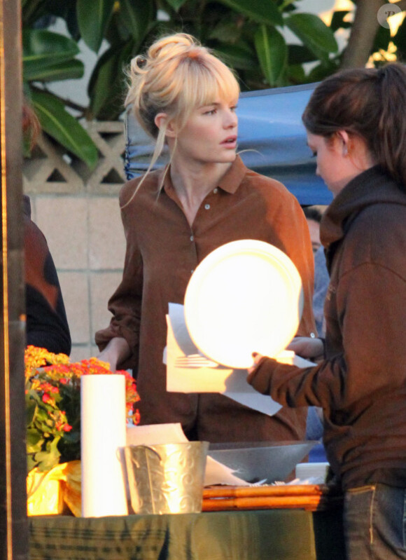 Sur le tournage, Kate Bosworth fait une pause déjeuner entre deux prises à Los Angeles mardi 09 novembre 2010.