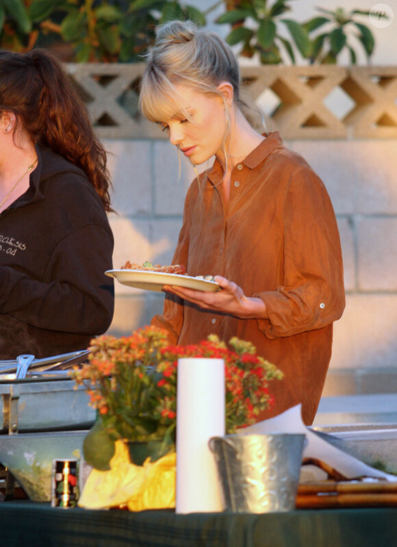 Ses problèmes de poids sont loin derrière elle et Kate Bosworth ne rechigne pas devant un plat de lasagnes à Los Angeles le mardi 09 novembre 2010.