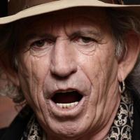 Keith Richards : A 66 ans, furieux, il met un coup de boule à un journaliste !