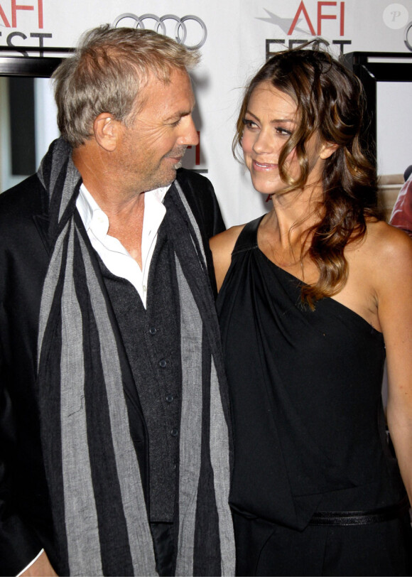 Kevin Costner et sa femme Christine Baumgartner lors de l'avant-première de The Company Men à Los Angeles dans le cadre de l'AFI Fest le 10 novembre 2010