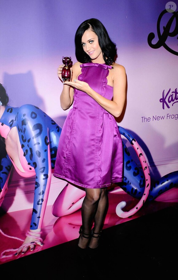 Katy Perry à Londres pour présenter son premier parfum Purr le 12 novembre 2010.
