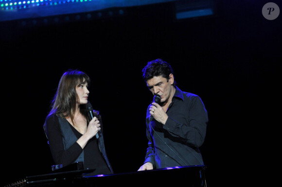 Carla Bruni et Marc Lavoine chantant La Noyée lors de la cérémonie de remise du Prix Constantin à L'Olympia le 12 novembre 2010