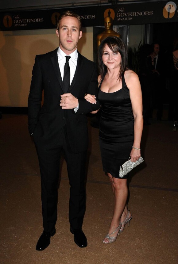 Ryan Gosling et sa mère Donna, lors de la grande cérémonie des Governors Awards, qui s'est tenue à Los Angeles, le 13 novembre 2010.