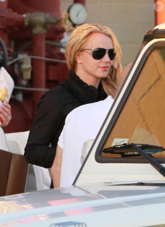 Britney Spears revient d'une virée shopping au centre commercial Topanga à Woodland Hill (Los Angeles), lundi 15 novembre, entourée de son garde du corps et de son assistante Brett.