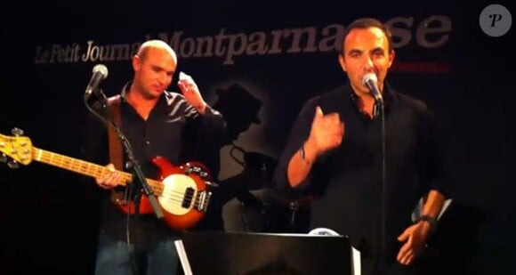 Nikos Aliagas et le groupe Bazooka Mandarine sur la scène du Petit journal montparnasse, à Paris, le 16 novembre 2010