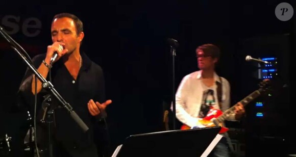 Nikos Aliagas et le groupe Bazooka Mandarine sur la scène du Petit journal montparnasse, à Paris, le 16 novembre 2010