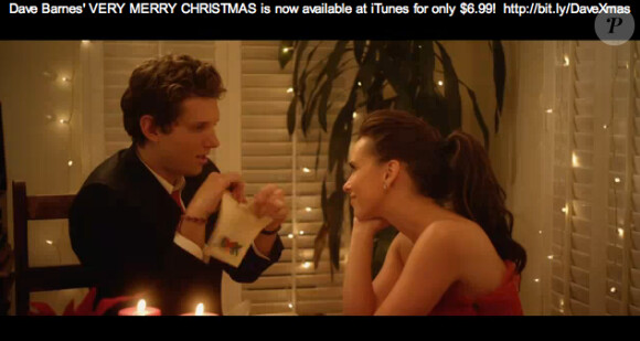 Jennifer Love Hewitt et son chéri Alex Beh dans le clip Christmas Tonight de Dave Barnes
