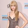 Taylor Swift avec un nouveau look dans une robe Collette Dinnigan lors des American Music Awards le 21/11/10