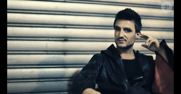 Michal dans son clip Too Strange