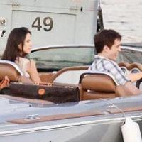 Quand Robert Pattinson vogue en mer avec une jolie brune...