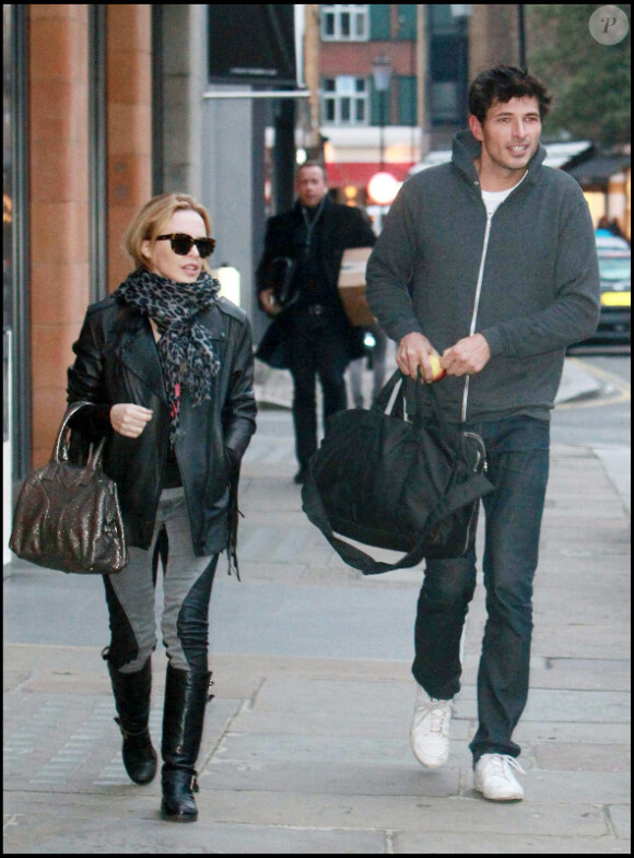 Kylie Minogue et Andres Velencoso à la sortie de la salle de sport à Londres le 22/11/10