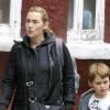 Kate Winslet et son fils Joe, avec un ami, à New York. Novembre 2010