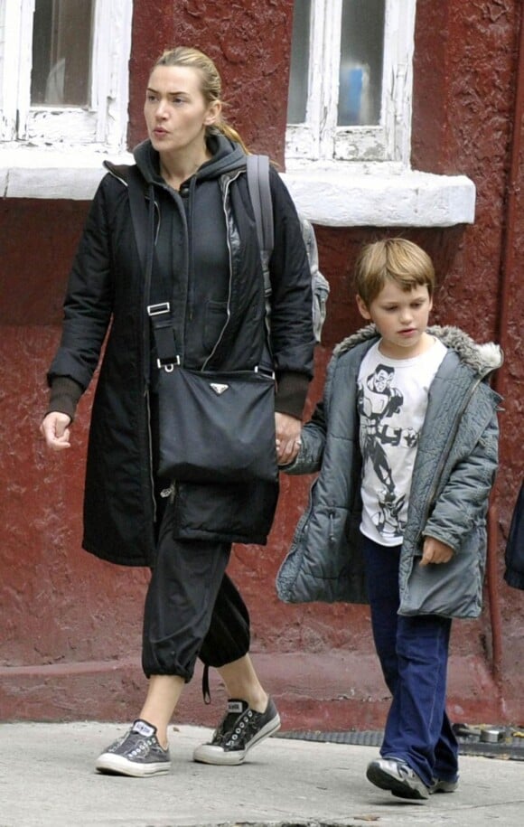 Kate Winslet et son fils Joe, avec un ami, à New York. Novembre 2010