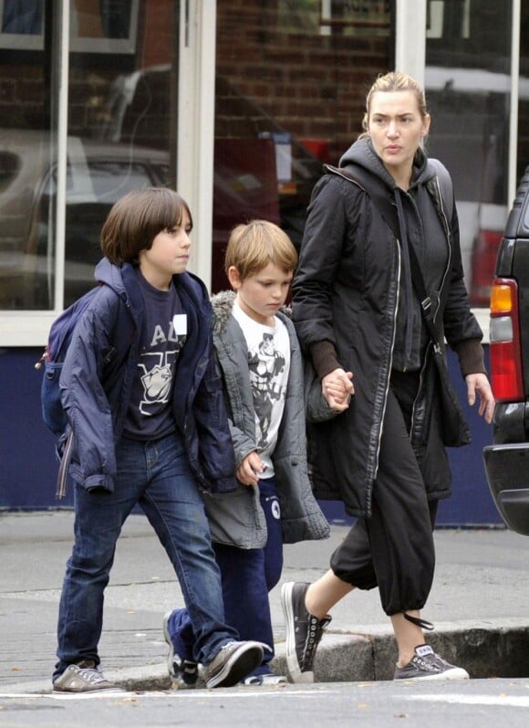 Kate Winslet et son fils Joe, avec un ami, à New York. Novembre 2010
